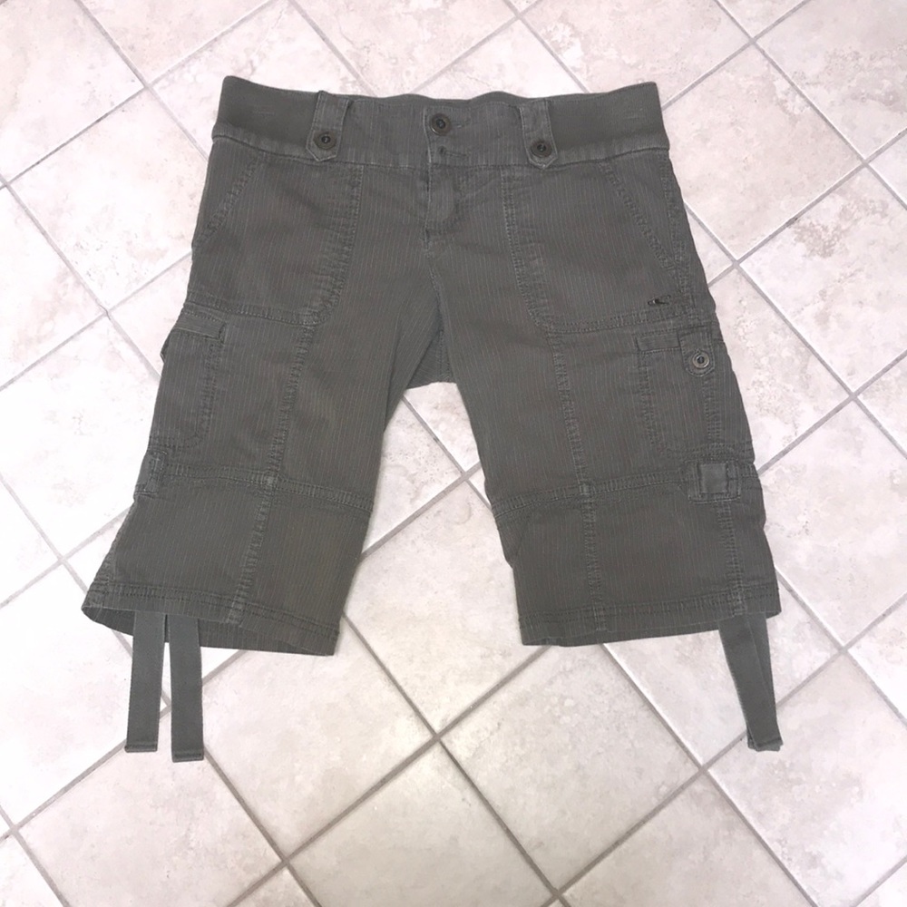Olive green O’Neill cargo shorts 🏄‍♀️